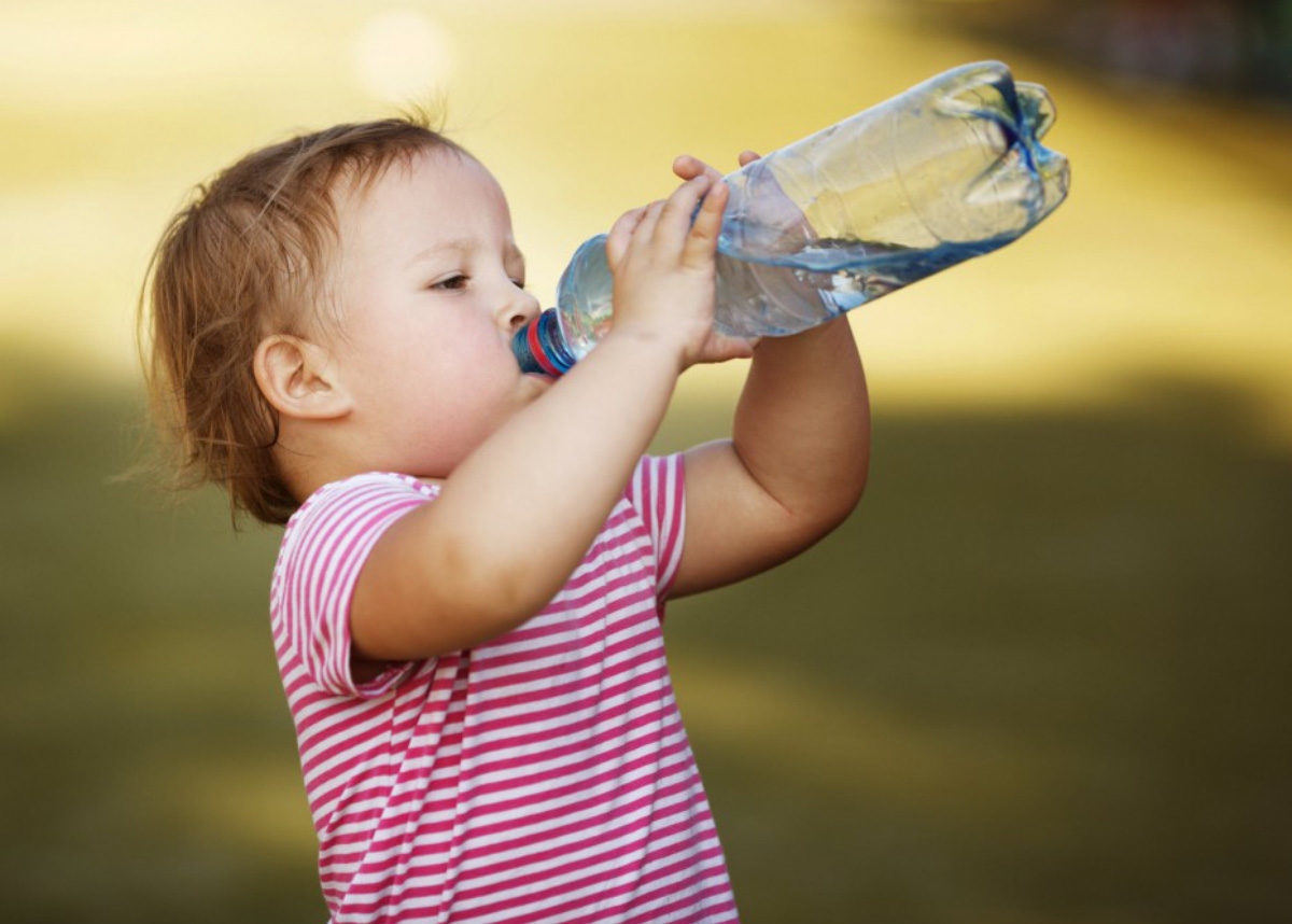 Criança-bebendo-agua-1200x858.jpg